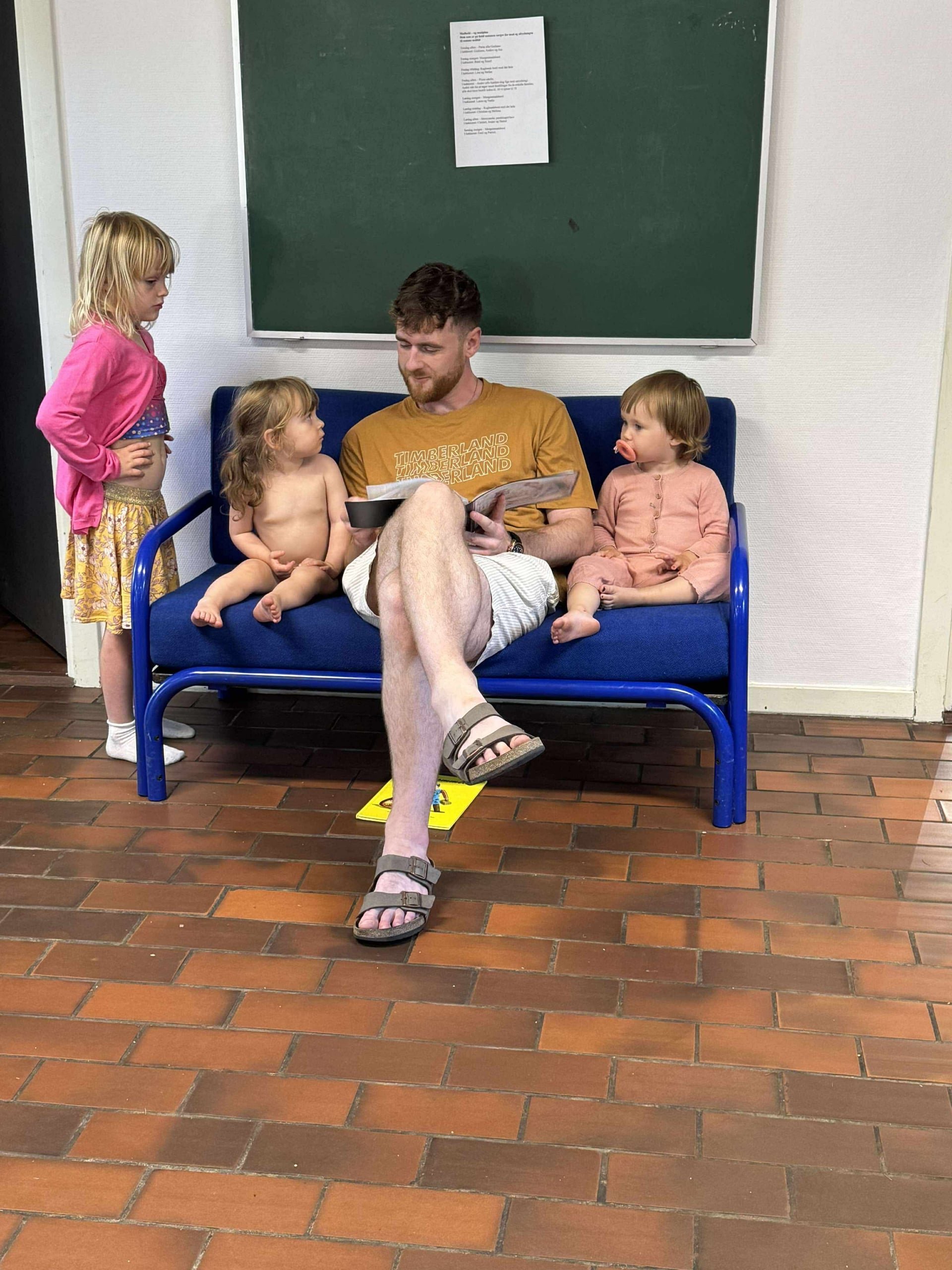 Jesper læser højt for Maya